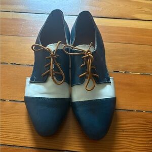 Custom Made in Italy Navy and Cream Lace-Up Pointed Flats/Loafers